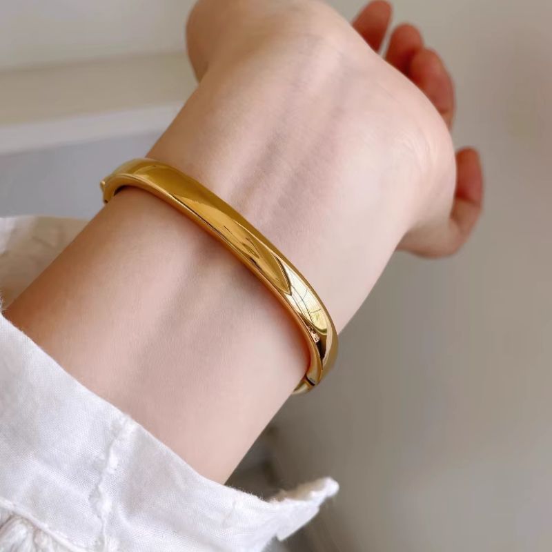 Montre Femme Jonc Doré Cadran Noir Ovale Résistante à l’Eau 