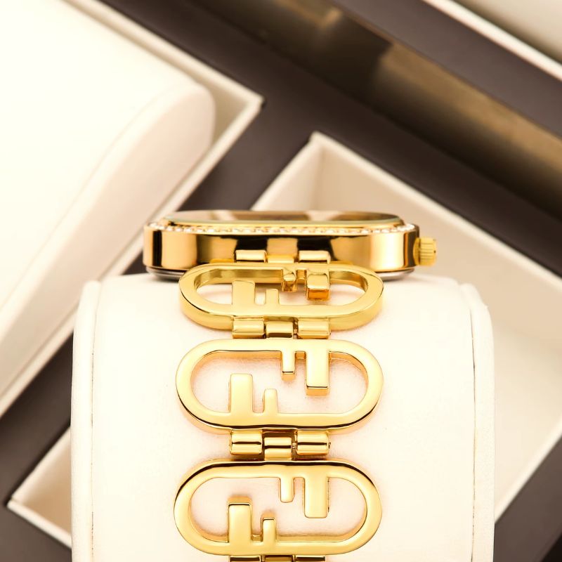 Montre Femme Ovale Dorée Bracelet Graphique Image