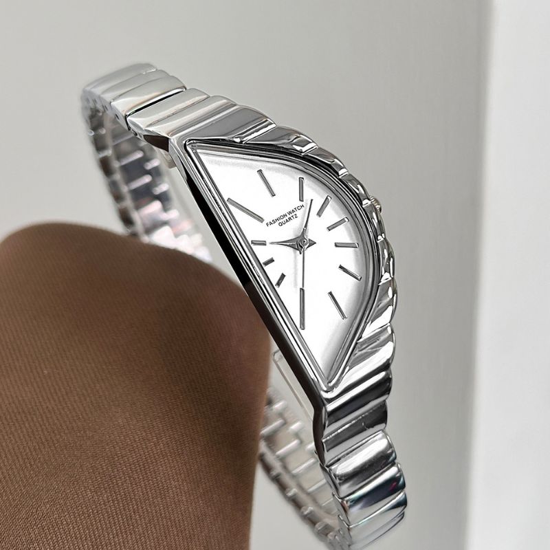 Montre Femme Élégante Quartz Cadran Triangulaire et Bracelet Rigide Ondulé Image
