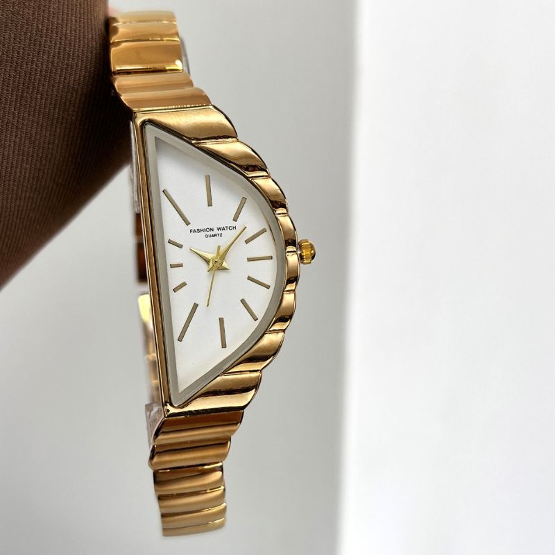 Montre Femme Élégante Quartz Cadran Triangulaire et Bracelet Rigide Ondulé Image