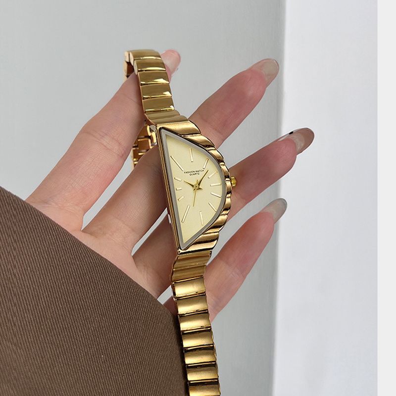 Montre Femme Élégante Quartz Cadran Triangulaire et Bracelet Rigide Ondulé Image