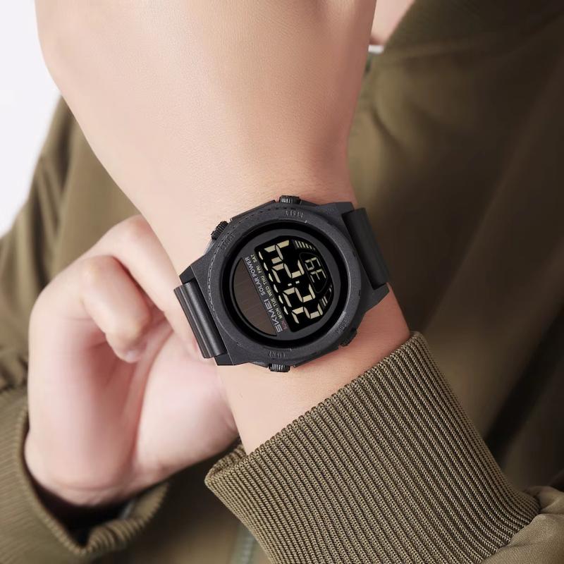 Montre Numérique Solaire Chronographe Homme