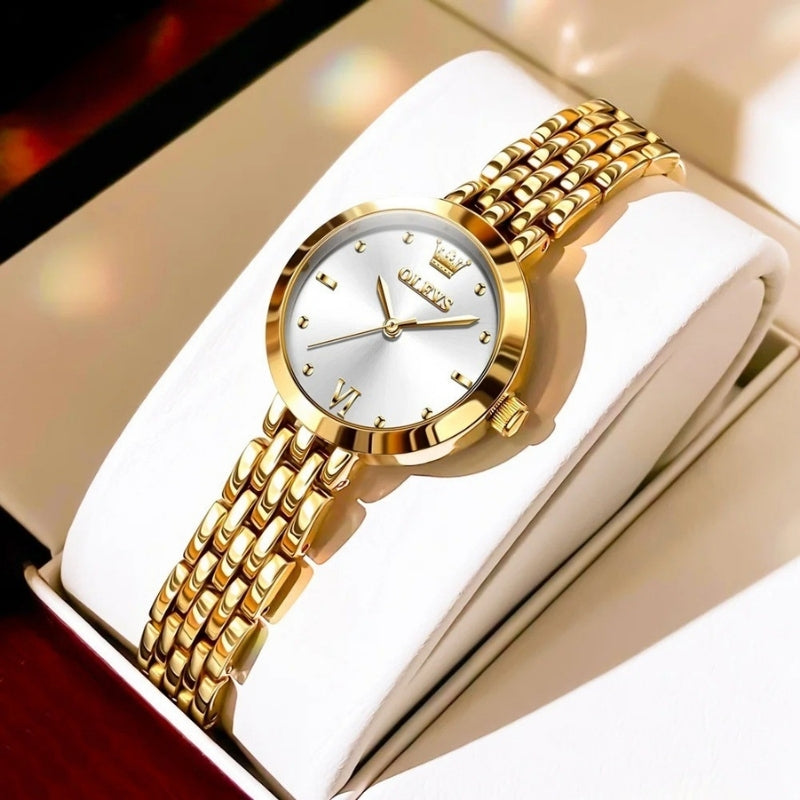 Montre Vintage de luxe pour Femme dorée présentée dans son écrin, boîtier brillant et finition soignée.