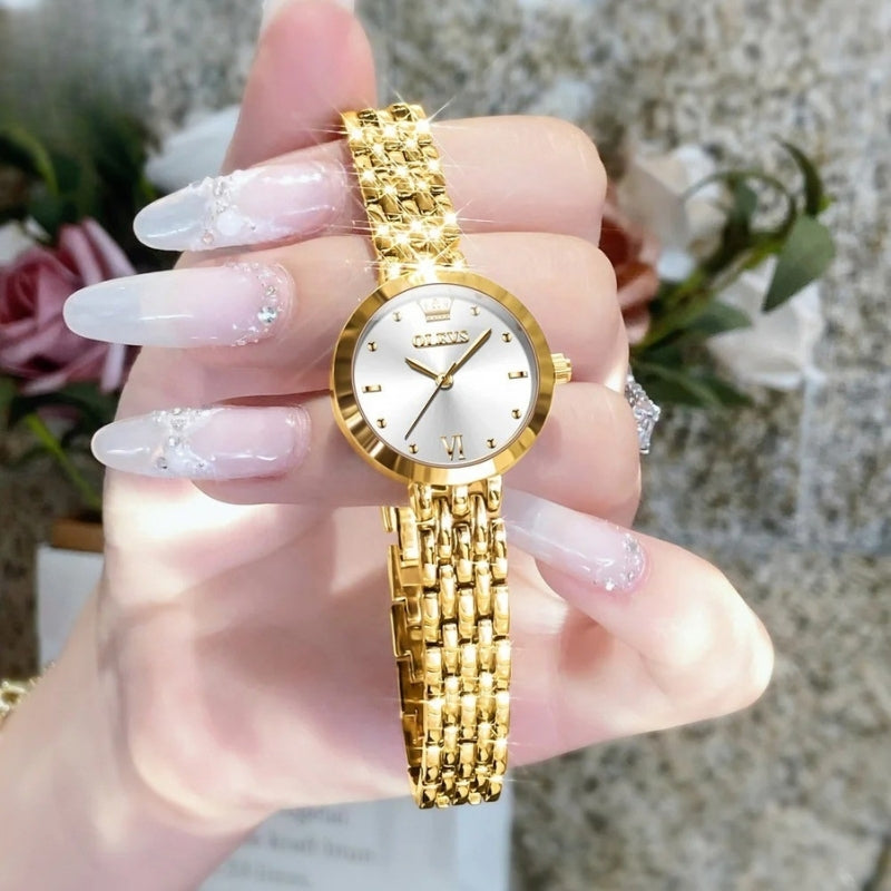 Montre Vintage de luxe pour Femme dorée tenue en main, cadran clair orné d’un index doré et bracelet raffiné.