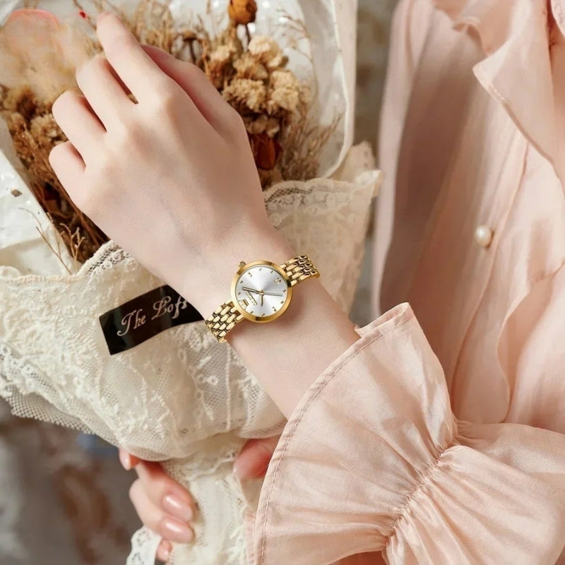 Montre Vintage de luxe pour Femme dorée portée au poignet, allure élégante et féminine.