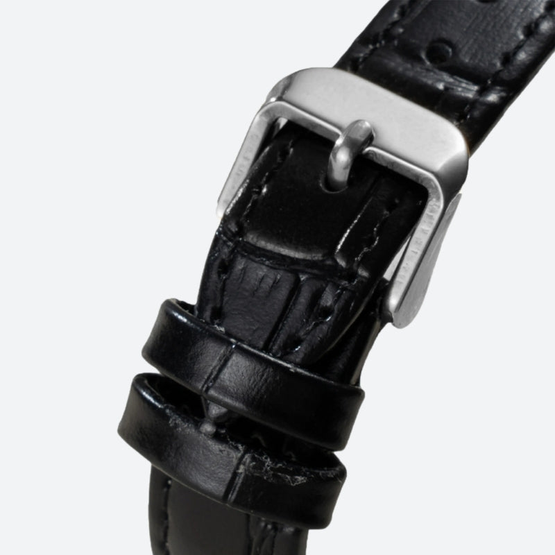 Montre Vintage pour Femme de forme Irrégulière Argentée, détail du fermoir argenté sur bracelet en cuir noir, finition soignée et élégante