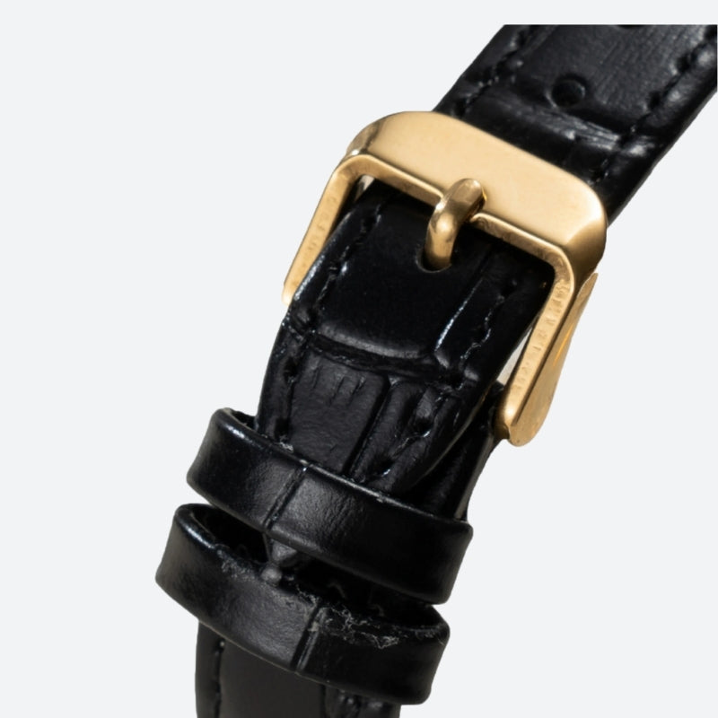 Montre Vintage pour Femme de forme Irrégulière Argentée, détail du fermoir doré sur bracelet noir, conception raffinée et durable.