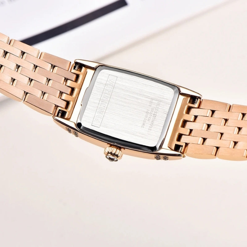Vue arrière de la Montre Vintage pour Femme de forme rectangulaire or rose, boîtier en acier inoxydable et gravure discrète.