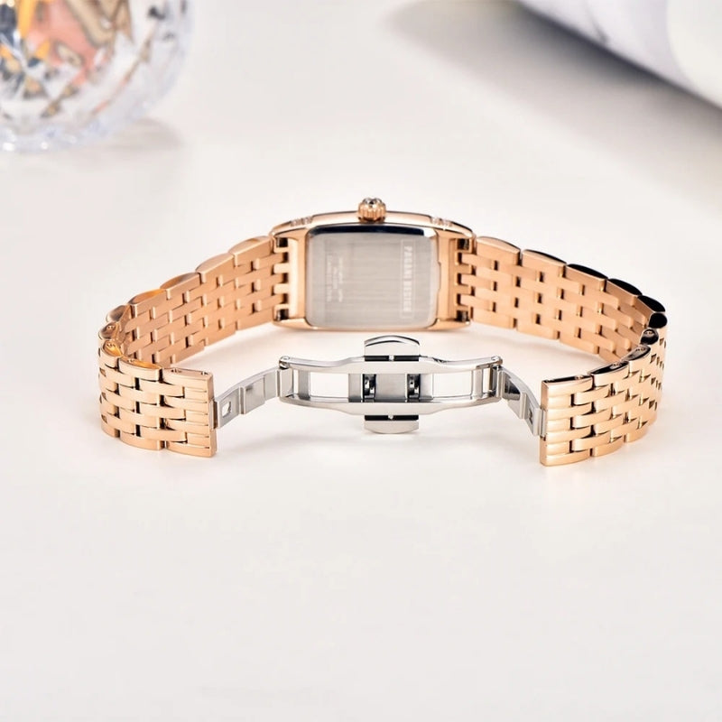 Montre Vintage pour Femme de forme rectangulaire or rose montrant le fermoir déployant ouvert du bracelet métallique. Image