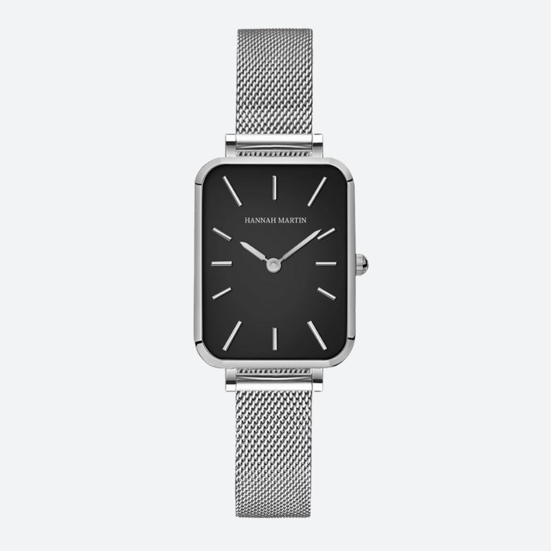 Montre Vintage pour Femme de forme rectangulaire dorée à maille fine posée sur fond clair, détails soignés et allure chic.