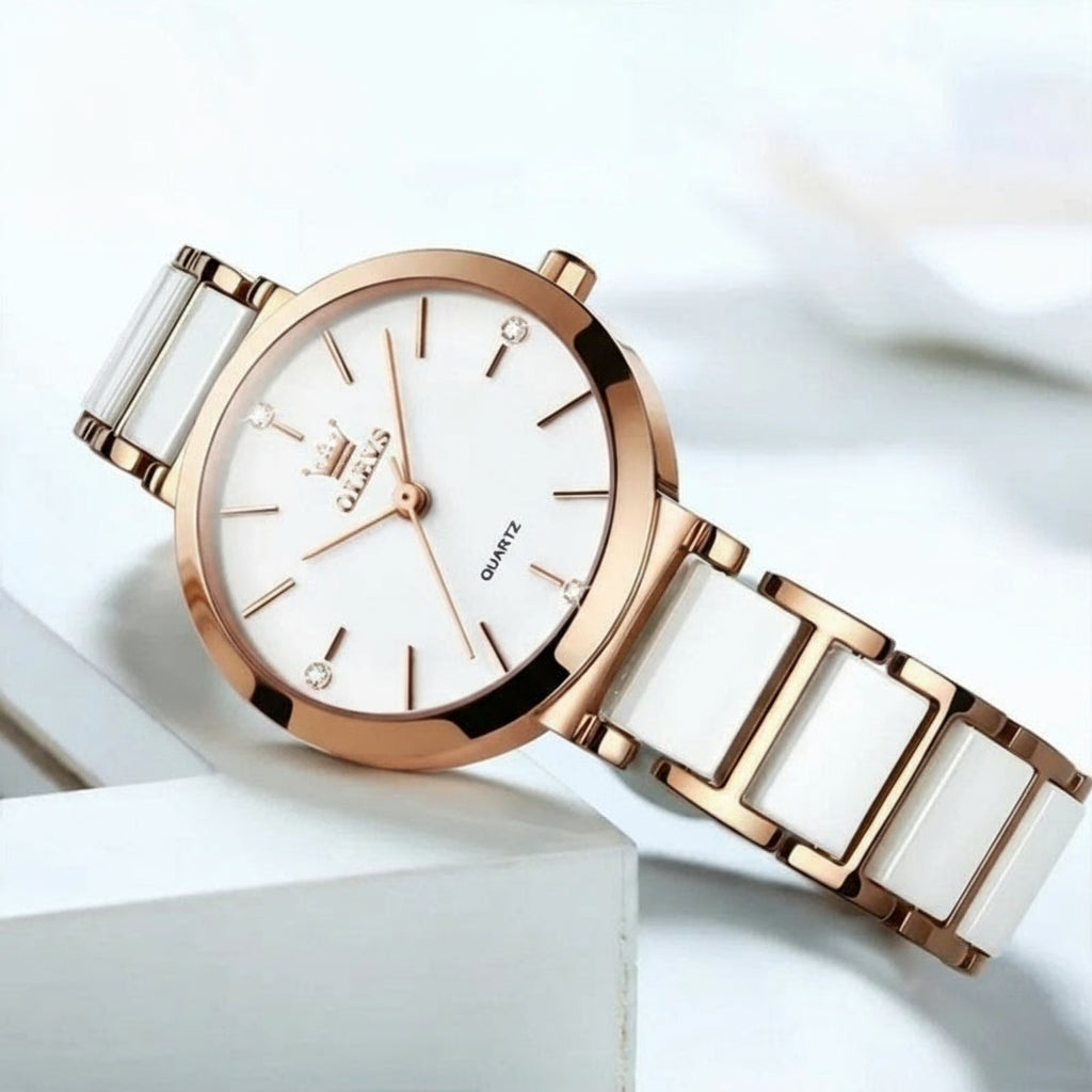 Montre Vintage pour Femme de forme ronde or rose et blanche mise en valeur sur fond lumineux, bracelet céramique et design épuré.