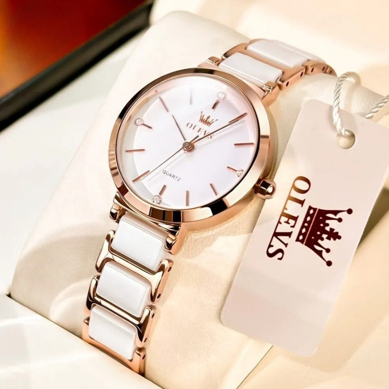 Montre Vintage pour Femme de forme ronde or rose et blanche présentée dans son écrin, cadran clair et bracelet en céramique blanche.