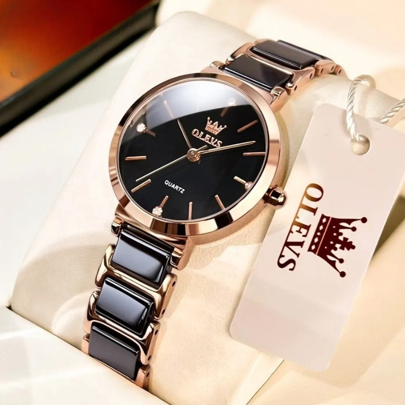 Montre Vintage pour Femme de forme ronde or rose et noire présentée dans son écrin, cadran noir profond et bracelet en céramique brillante.