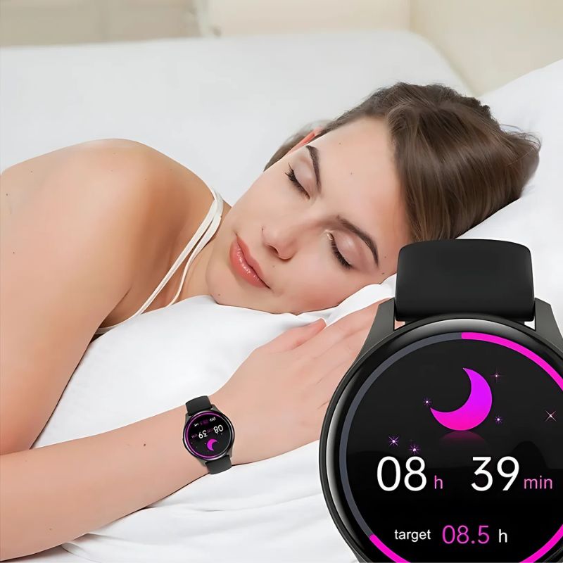 Montre Connectée Femme Écran AMOLED et Bracelet Silicone et son mode sommeil, portée au poignet d'une femme blanche qui dort