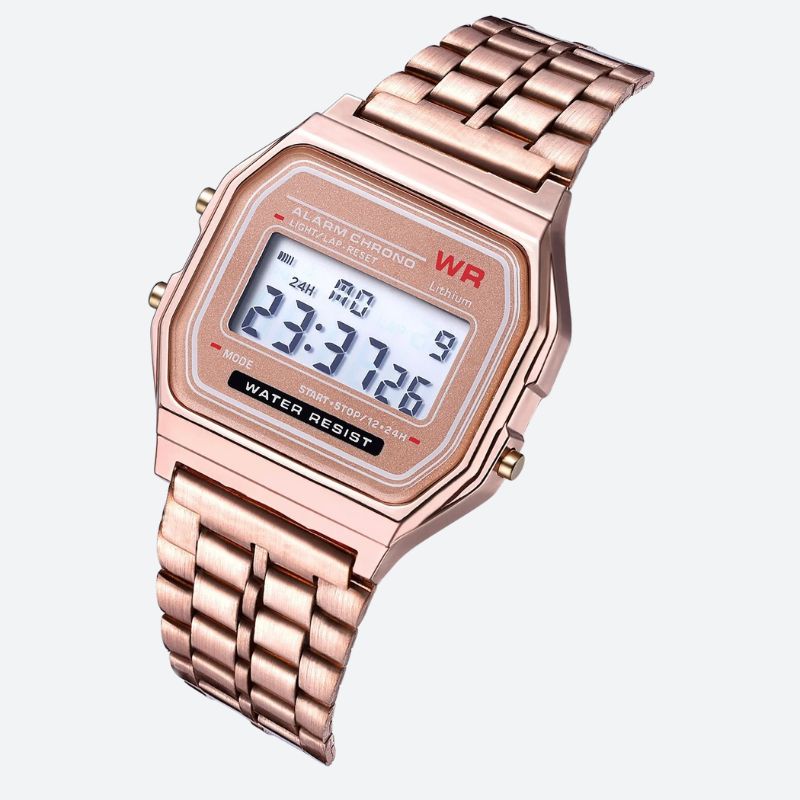 Montre Digitale Femme au Bracelet Métal Finition Brillante couleur or rose sur fond gris