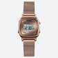Montre Digitale Femme au Cadran Carré Métallisé couleur or rose sur fond gris