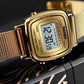 Montre Digitale Femme au Cadran Carré Métallisé couleur or posé sur un fond décoratif