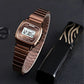 Montre Digitale Femme au Cadran Carré Métallisé couleur or rose posée sur un fond décoratif