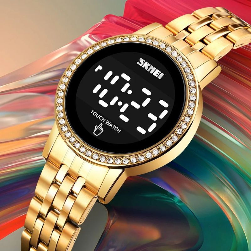 Montre Digitale Femme au Style Rétro-Chic Métallisé couleur or sur fond décoratif