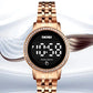 Montre Digitale Femme au Style Rétro-Chic Métallisé couleur or rose sur fond décoratif clair