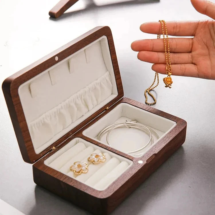 Petite boite à bijoux en bois