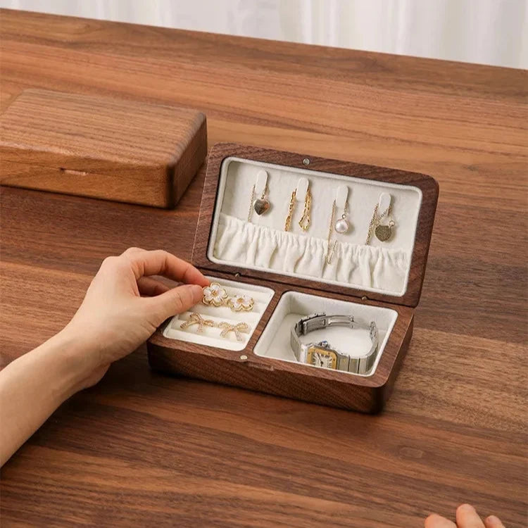 Petite boite à bijoux en bois