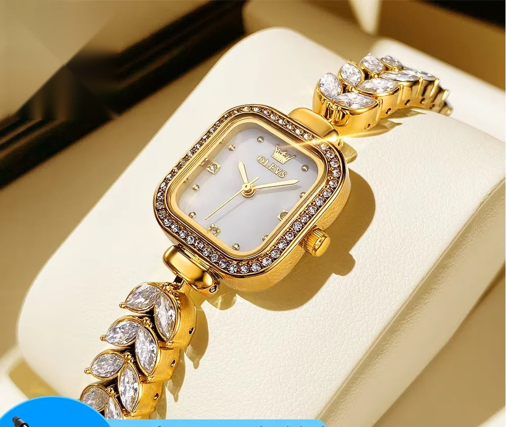 Montre vintage femme carrée dorée, détail cadran nacre et lunette strass