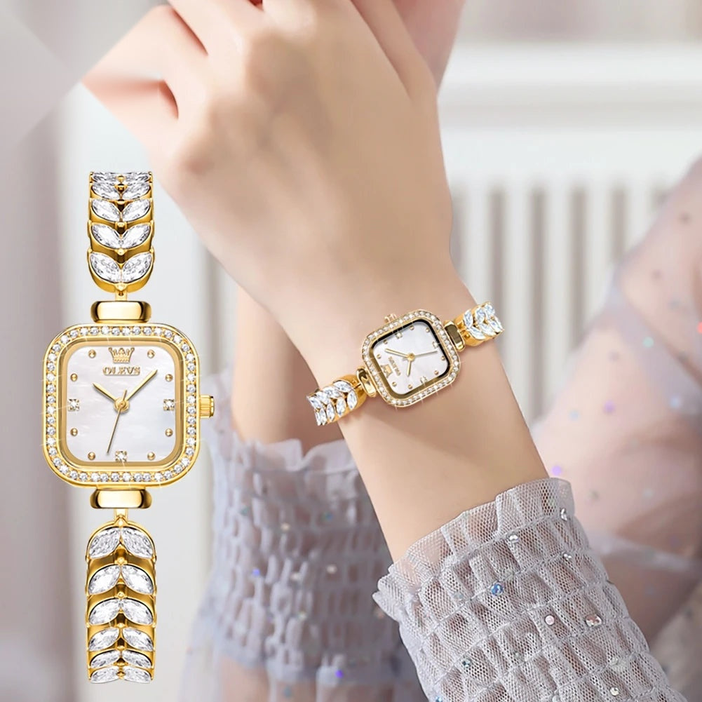 Montre vintage femme carrée dorée au poignet, bracelet bijou strass