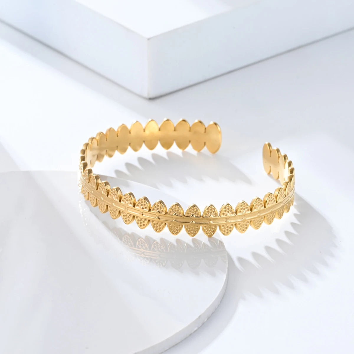 Bracelet Jonc Feuille Doré Motif Nature Ajustable