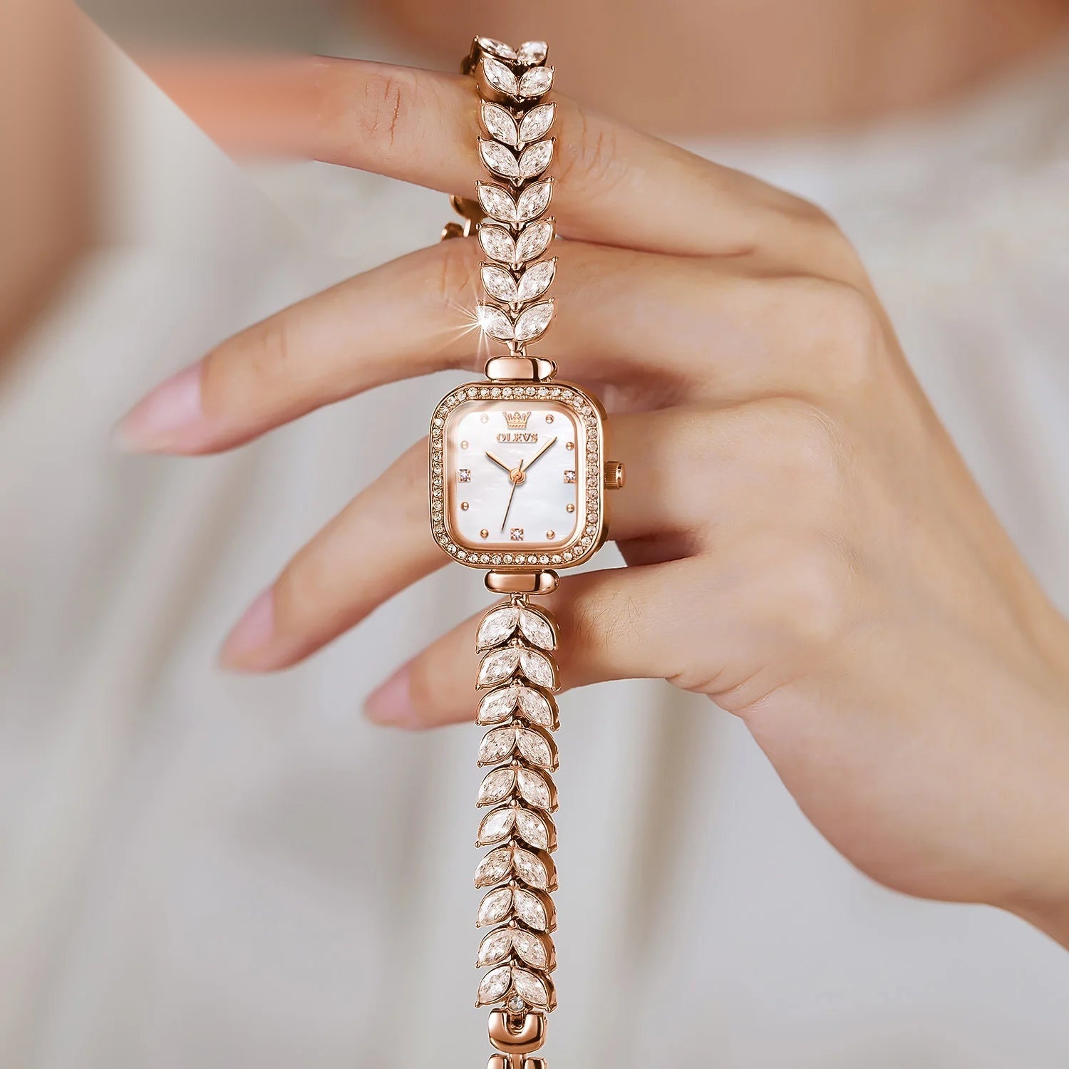 Montre vintage femme carrée or rosé, cadran nacre et bracelet bijou strass Image