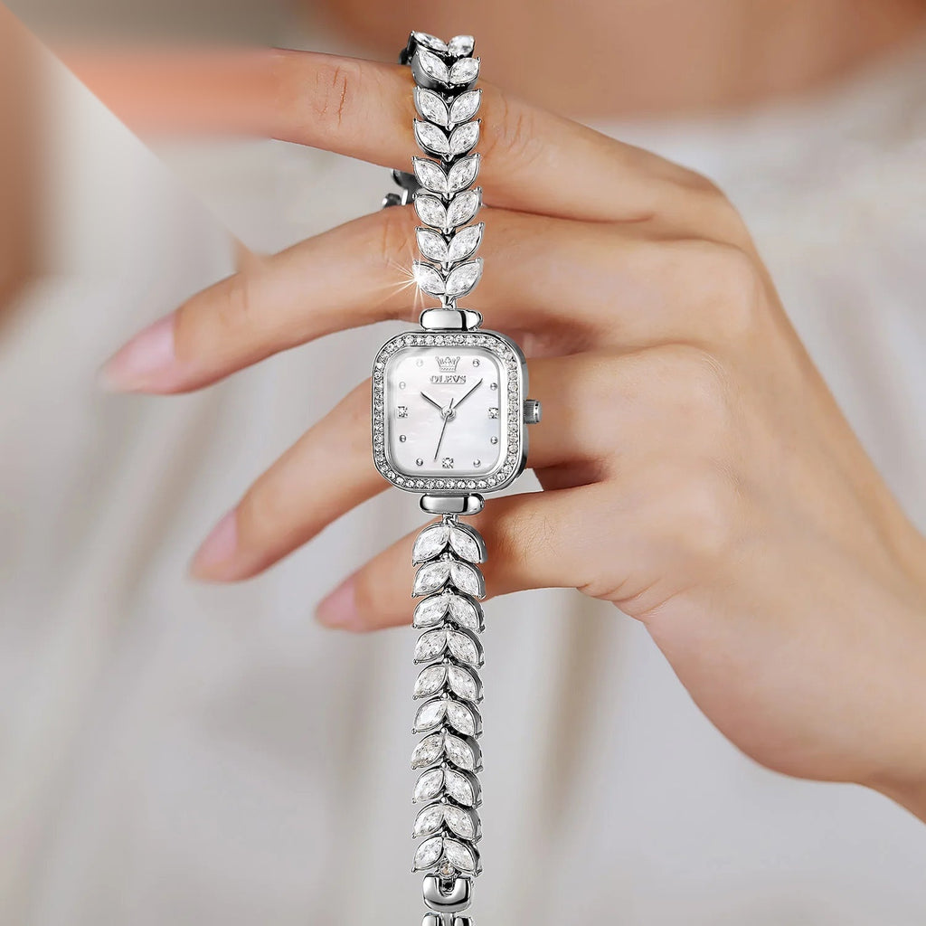 Montre vintage femme carrée argentée, cadran nacre et bracelet strass