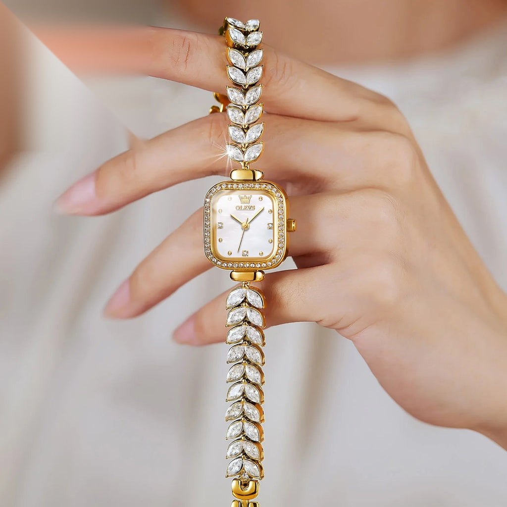 Montre vintage femme carrée dorée, cadran nacre et bracelet strass, tenue en main