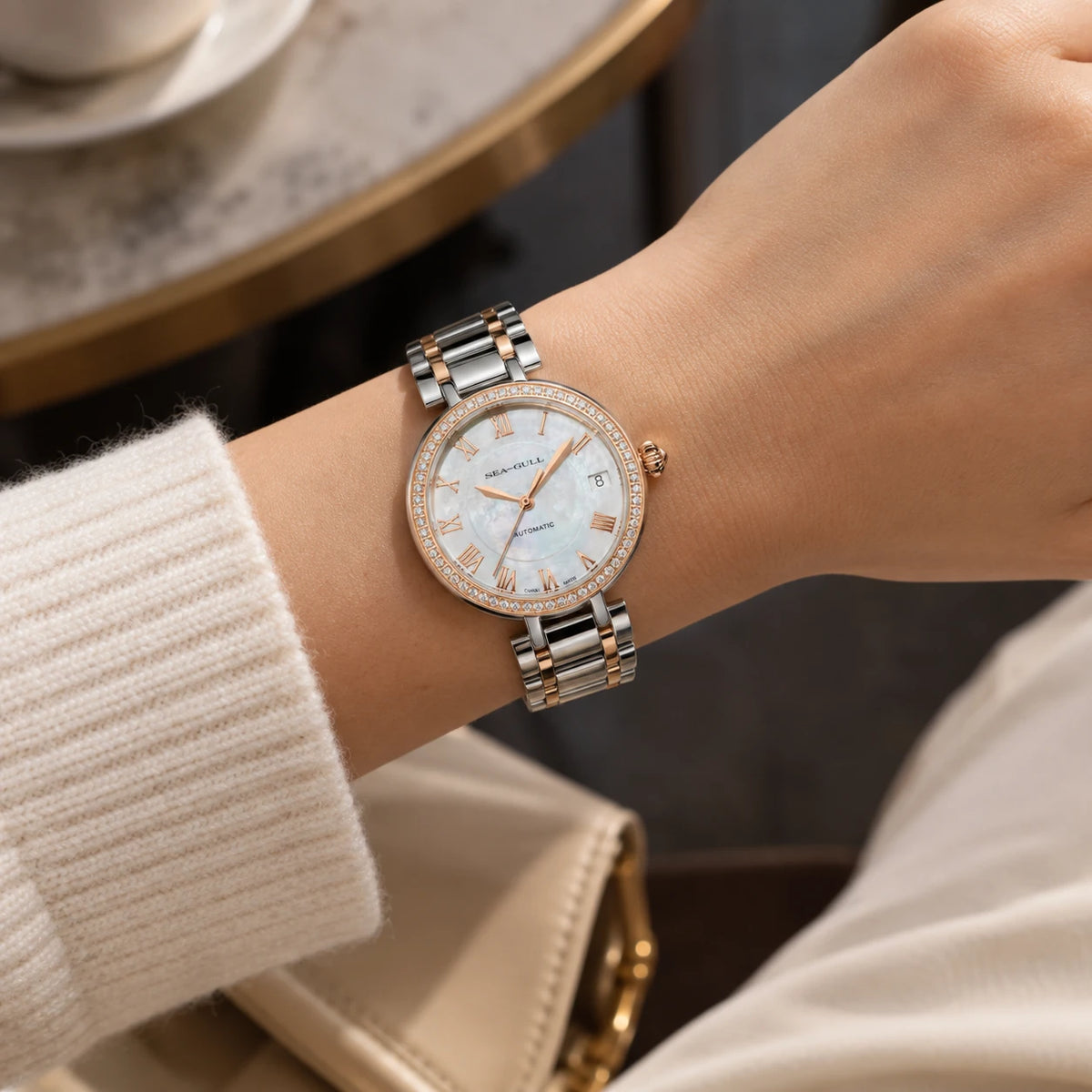 Montre Automatique Femme 32mm Nacre et Zircons Bicolore - Utilisation du produit - classique