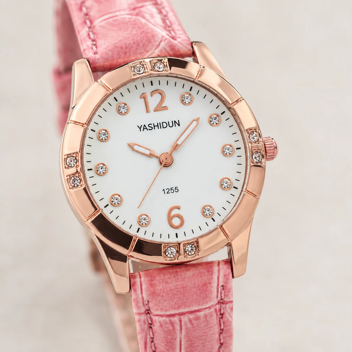 Montre Femme Bracelet Cuir Rose et Cadran Orné de Strass - Détail matière