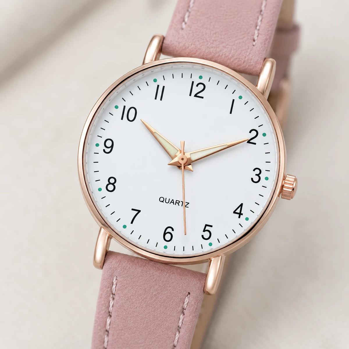 Montre Femme Chiffres Arabes à Cadran Clair et Bracelet Cuir - Détail matière
