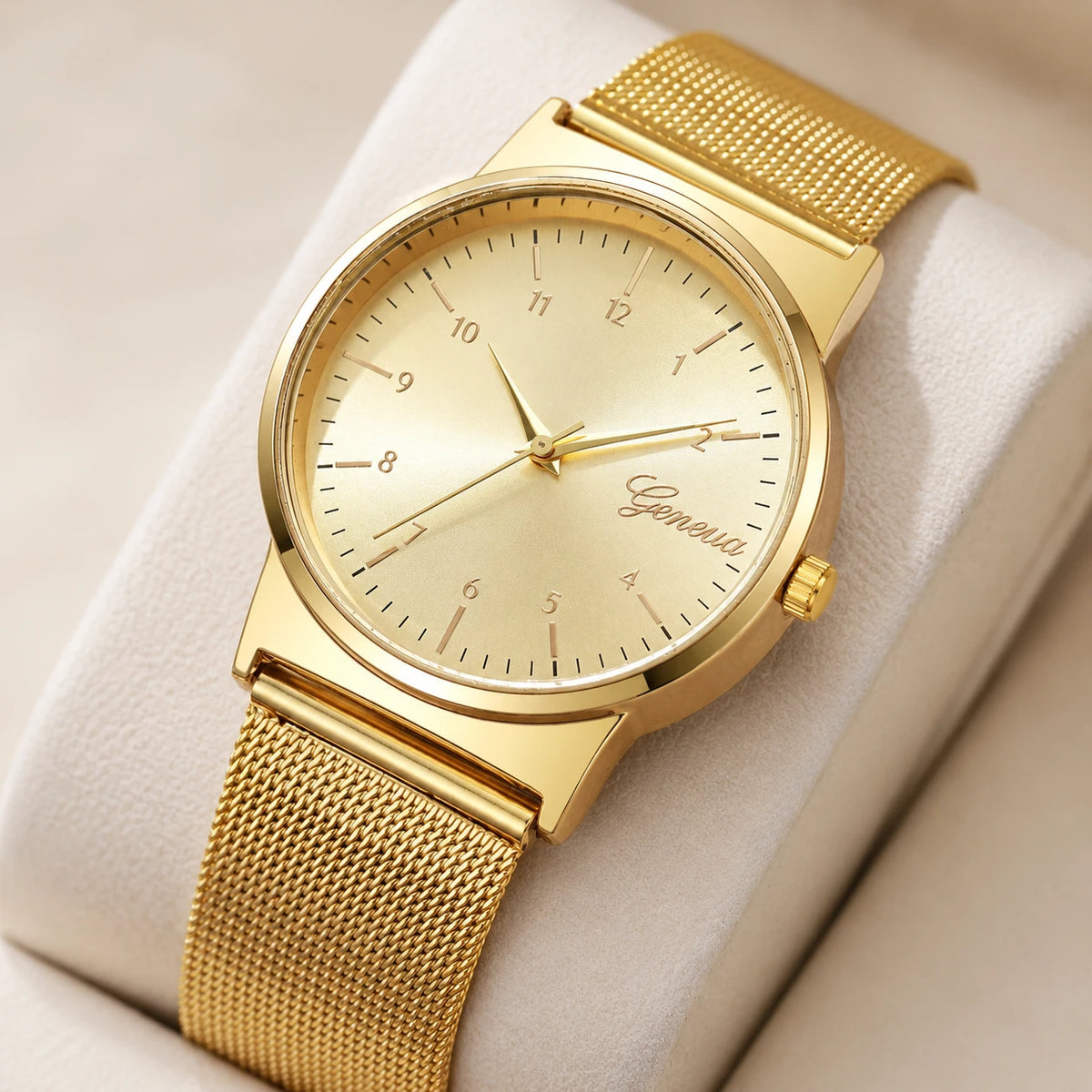 Montre Femme Dorée à Cadran Arabes et Bracelet Milanais - Détail matière