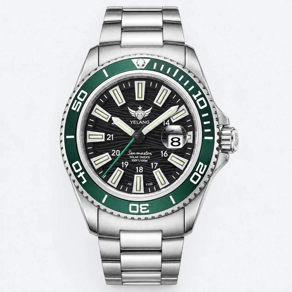 Montre Femme Étanche Cadran Noir et Lunette Verte - Fond gris clair