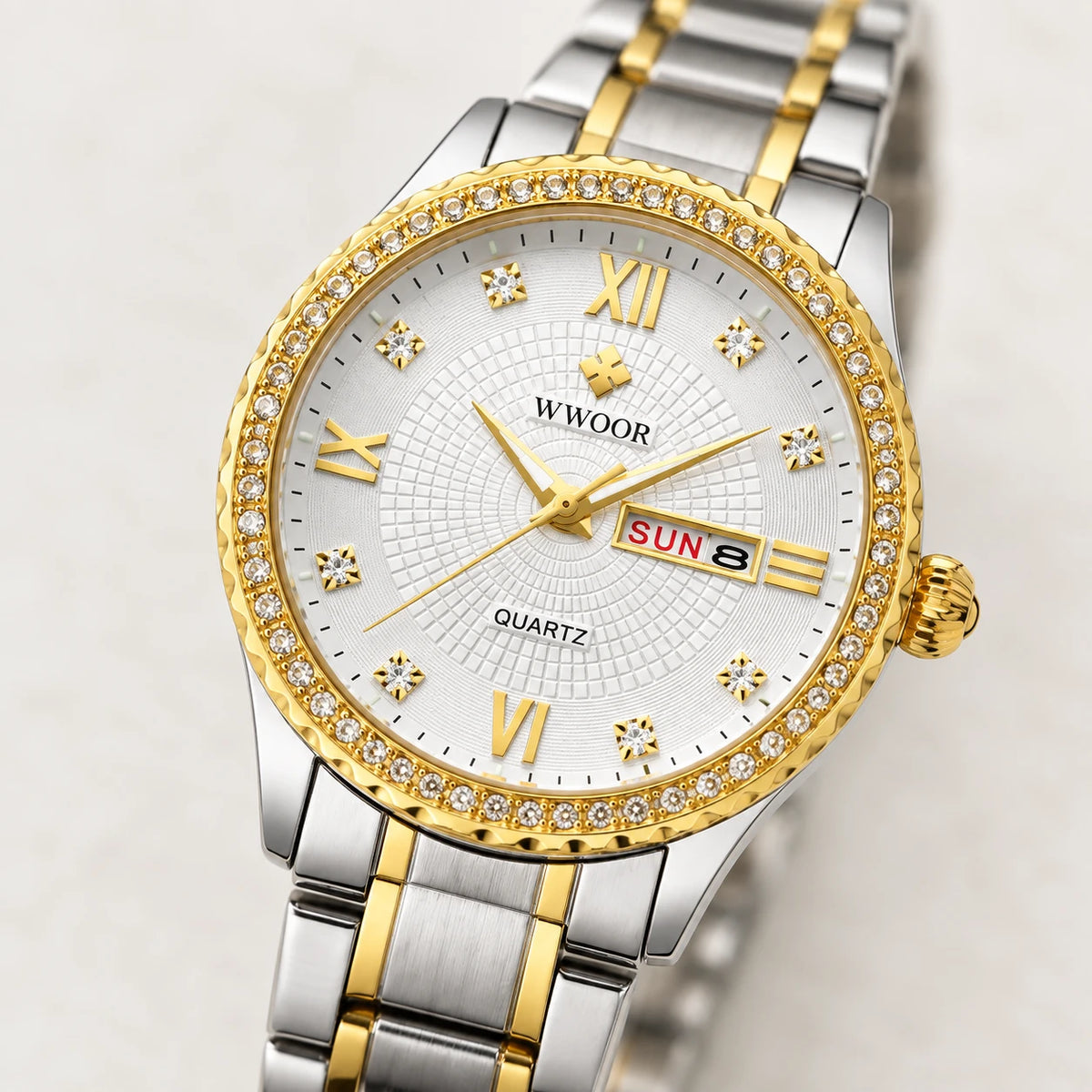 Montre Femme Quartz Bicolore avec Cadran Orné et Date - Détail matière