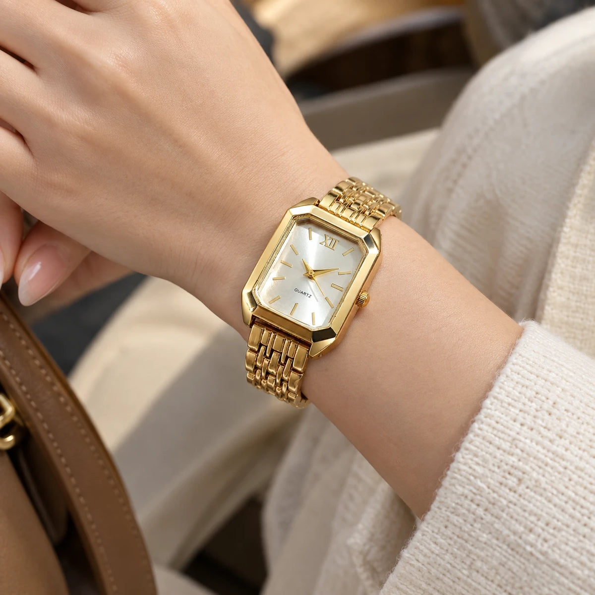 Montre Femme Rectangulaire Dorée à Cadran Sobre - Utilisation du produit - classique