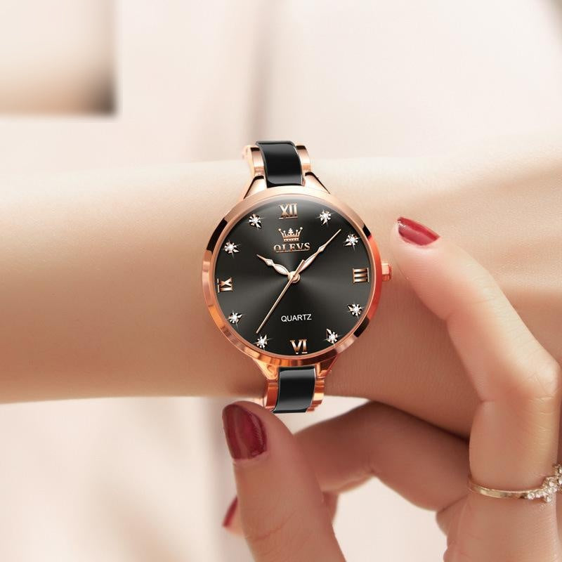 Montre luxe femme Ceramique Elegante coloris noir, portee au poignet