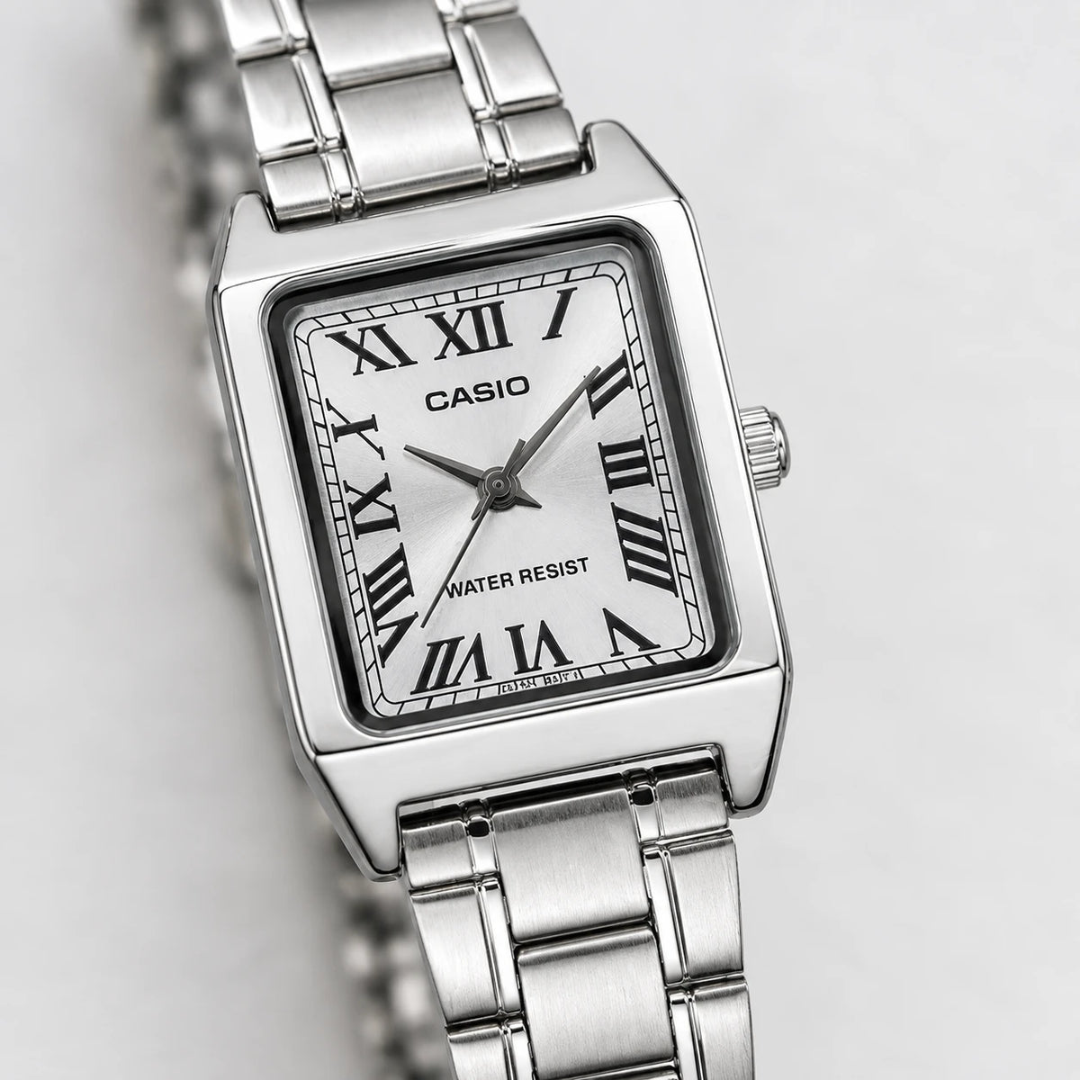 Montre Rectangulaire Argentée Femme Cadran Chiffres Romains - Détail matière