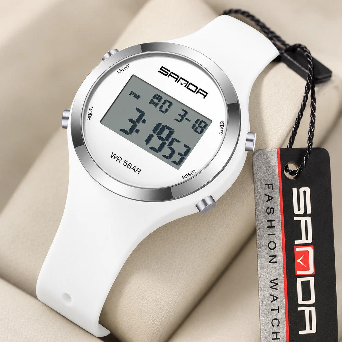 Montre Sport Digitale Femme Bracelet Silicone Blanc Lunette Argentée - Détail matière
