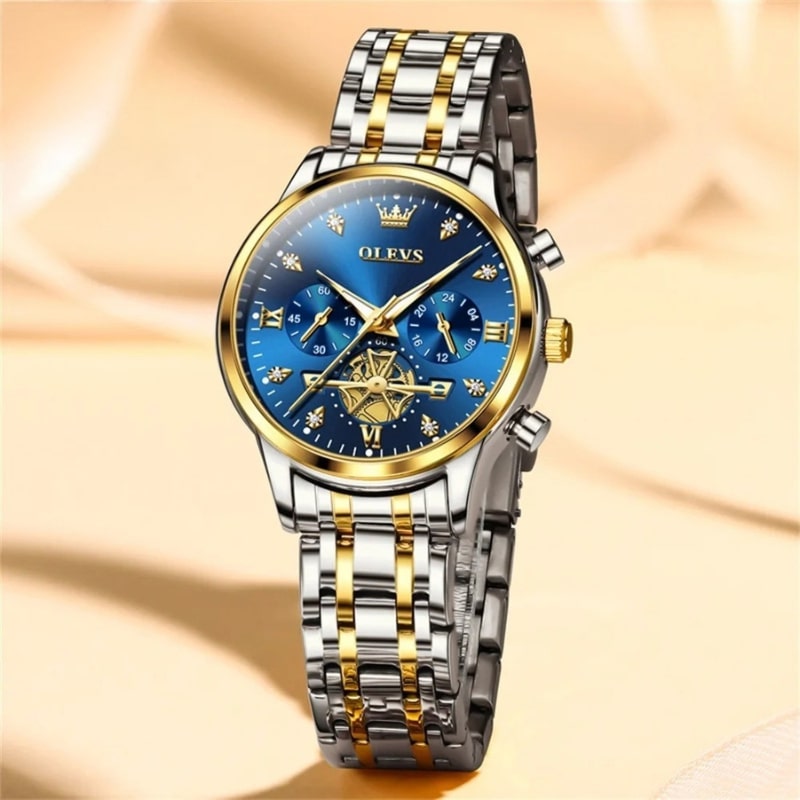 Montre Chronographe Femme Cadran Bleu Toi & Bracelet Bicolore sur fond décoratif