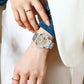 Montre Chronographe Femme Cadran Texturé & Bracelet Métallique le modèle argenté porté au poignet d'une femme