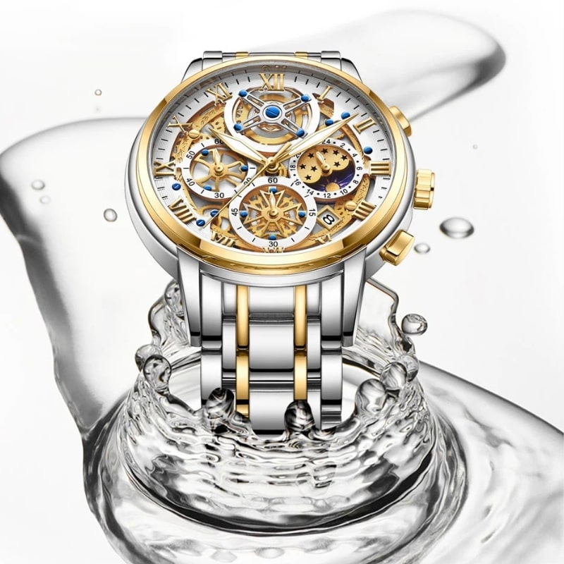 Montre Chronographe Femme Cadran Texturé & Bracelet Métallique modèle argenté et doré sur une animation d'eau  Image