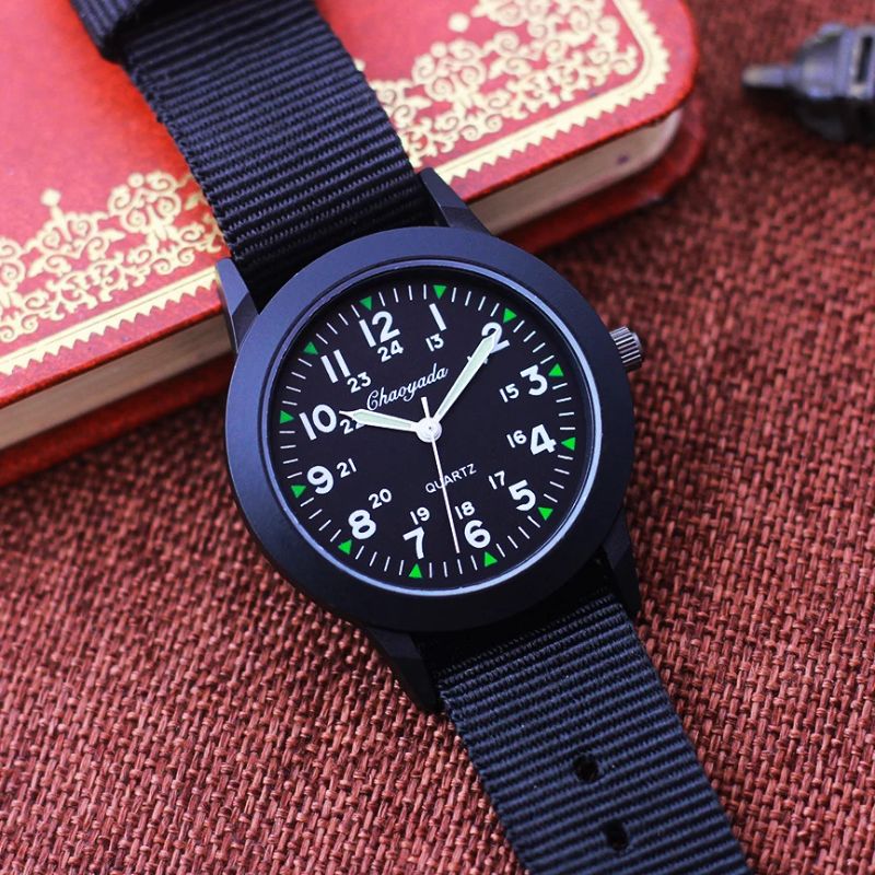 Montre enfant garçon à bracelet nylon – Cadran clair et pratique Image